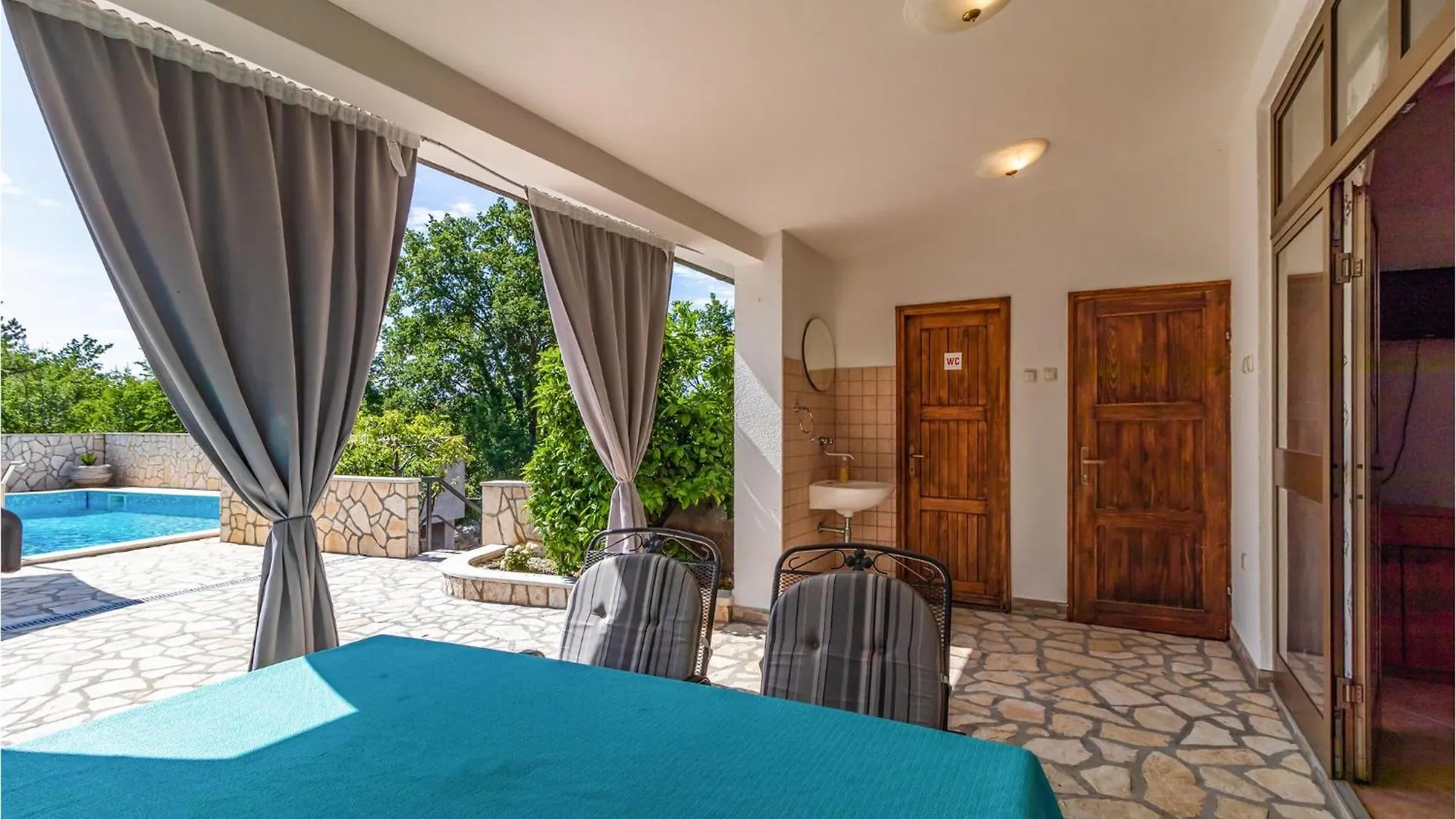 2 Bedroom Stunning Apartment In Jadranovo