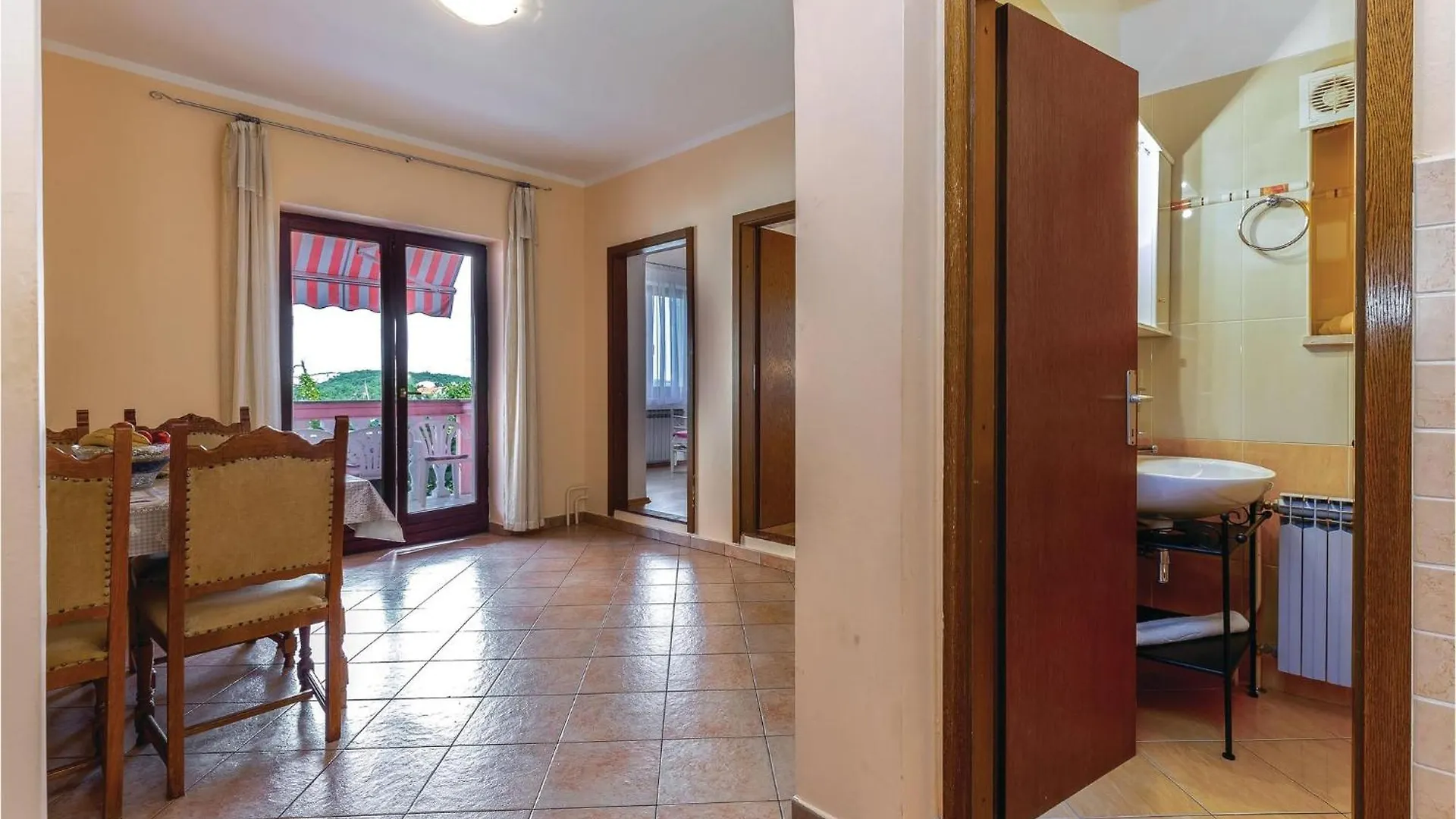 2 Bedroom Stunning Apartment In Jadranovo